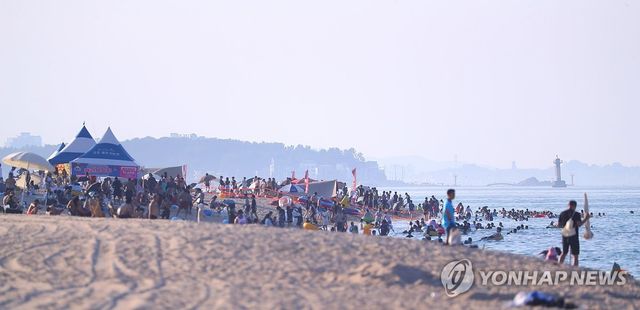 폐장 후에도 붐비는 경포해수욕장