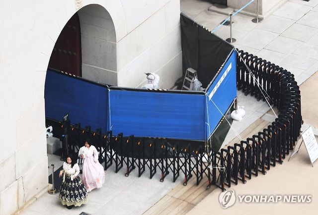 경복궁에 또 낙서 테러, 낙서 지우는 관계자들