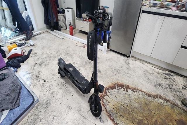 지난 1월 전통킥보드 충전 중 화재가 난 완주의 한 아파트