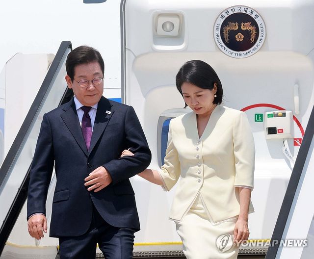 일본 도착한 이재명 대통령 부부