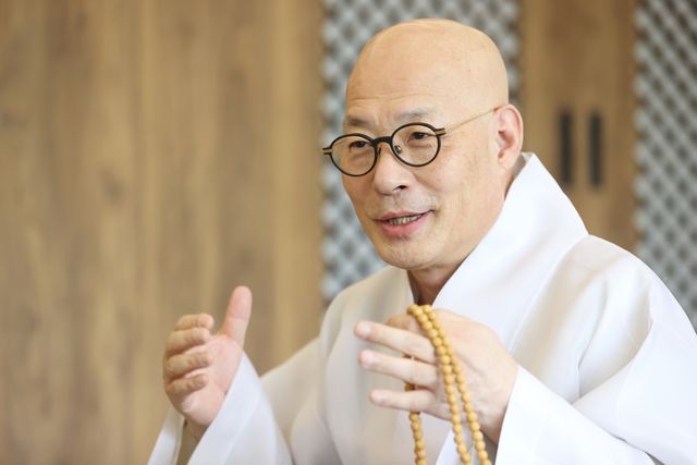 인터뷰하는 조계종 총무원장 진우스님