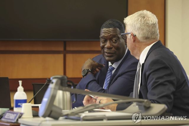 재판 받는 숀 켐프(왼쪽)