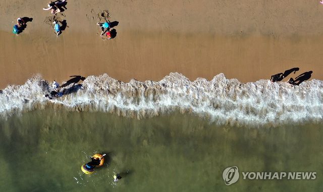 파도치는 해수욕장