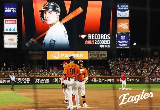 개인 통산 2천600안타 기록한 한화 손아섭(가운데)