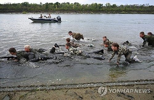 러시아 남부 돈강에서 군사 훈련 중인 러시아 어린이들 