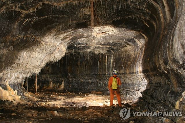 제주 용천동굴과 동굴 벽면 석회 생성물
