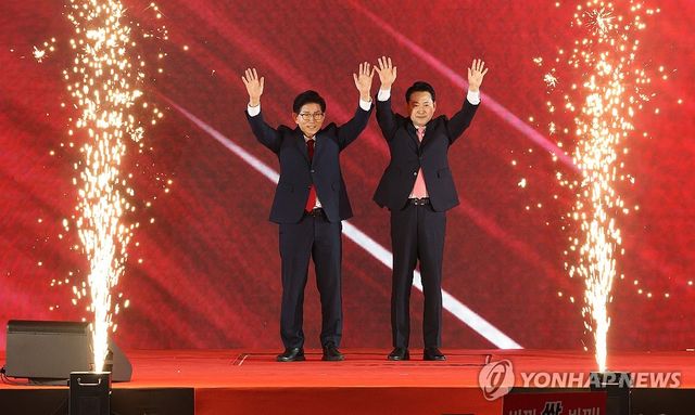 무대 오르는 김문수·장동혁 후보