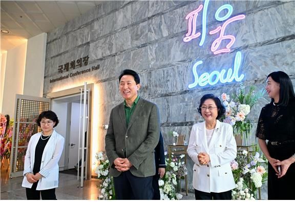 23일 개관한 서울시 공공예식장 '피움서울' 둘러보는 오세훈 시장