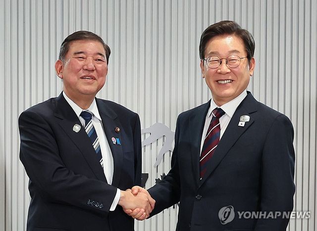 지난 6월 캐나다서 G7 정상회의 계기로 만난 이재명 대통령(오른쪽)과 이시바 시게루 일본 총리