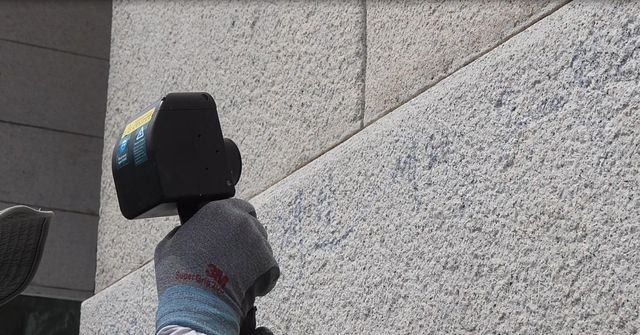 딩시 낙서 제거 작업 