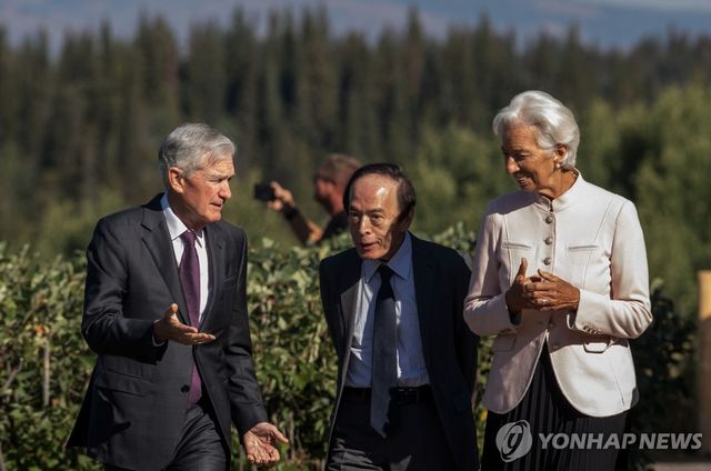 미 잭슨홀에서 제롬 파월 미 연준 의장, 크리스틴 라가르드 유럽중앙은행 총재와 얘기하는 우에다 일본은행 총재(가운데) 