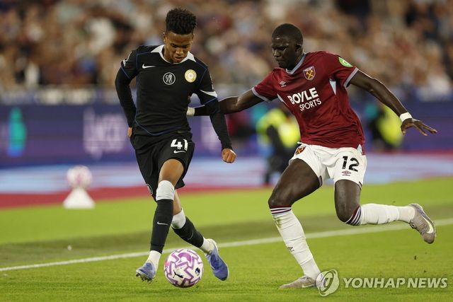 돌파하는 첼시 이스테방