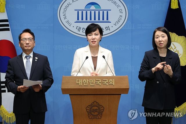 발언하는 민주당 전현희 정치테러대책위원장