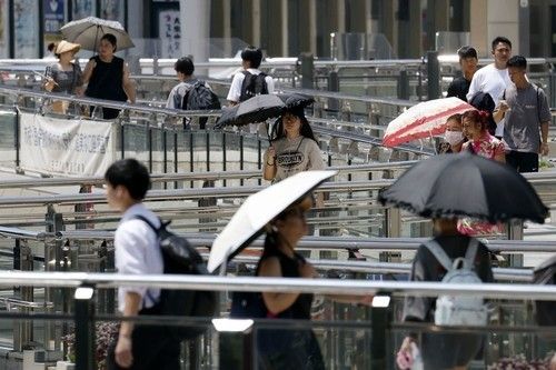기록적 폭염에 도쿄에 양산 행렬 