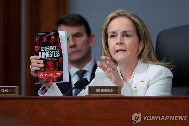 매들린 딘 미국 연방하원의원이 지난 5월 7일 열린 청문회에서 캐시 파텔 연방수사국(FBI) 국장에게 저서 '정부의 깡패들'을 들고 질문하고 있다. [Getty Images via AFP=연합뉴스 자료사진]