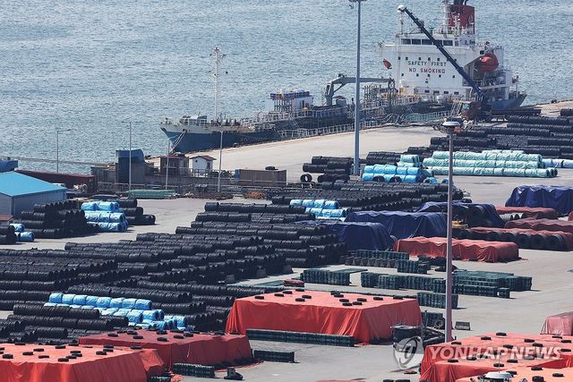 경기도 평택항에 쌓여 있는 철강 제품들