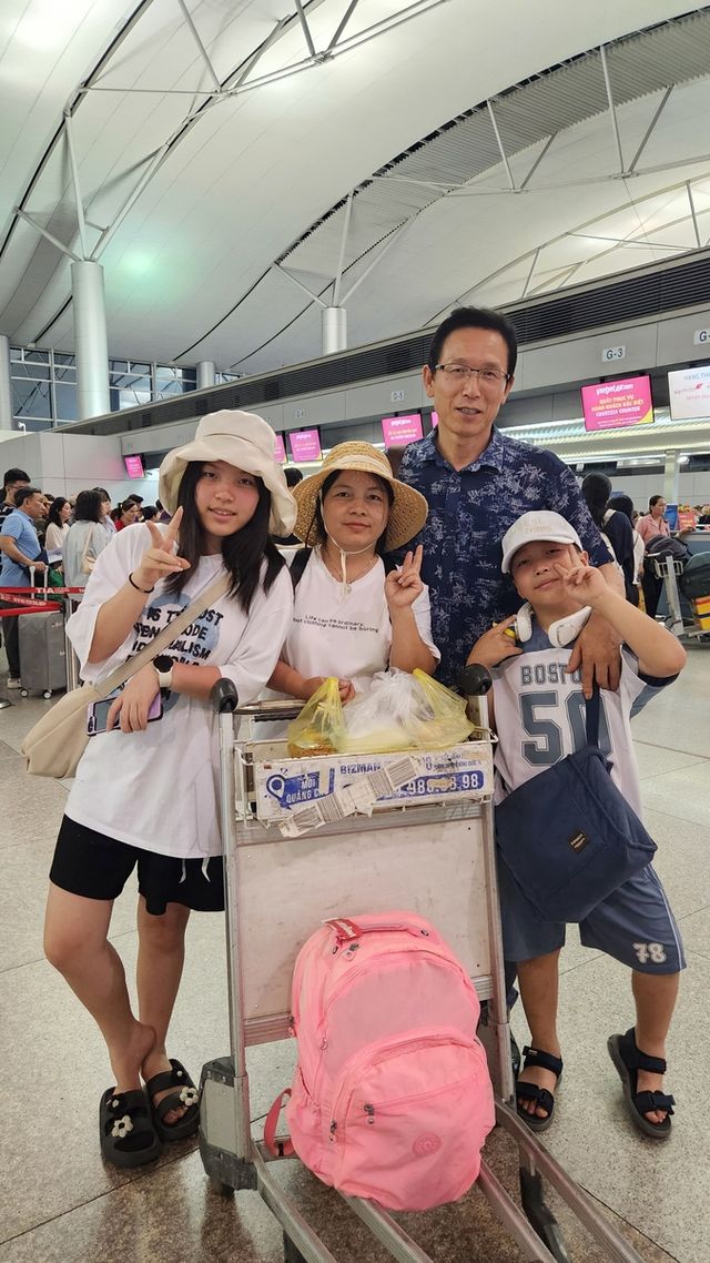 공항에서 기념사진 찍는 다문화가족