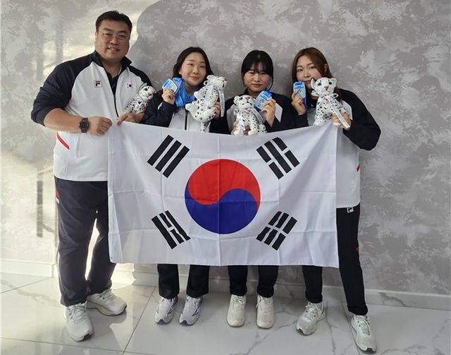 (왼쪽부터) 김세호 코치, 권은지, 금지현, 권유나