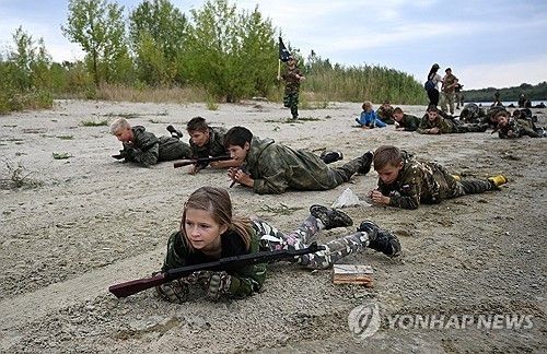 러시아 남부 돈강에서 군사 훈련중인 러시아 어린이들