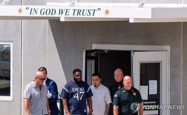 테네시주의 구금시설에서 석방되는 킬마 아브레고 가르시아(흰색옷)