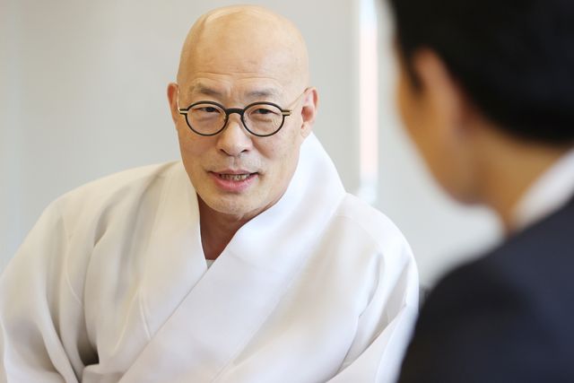 인터뷰하는 대한불교조계종 총무원장 진우스님