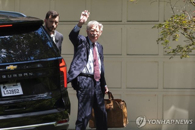 존 볼턴 전 백악관 국가안보보좌관이 22일(현지시간) 미국 메릴랜드주 베데스다의 자택이 압수수색을 이후 귀가하고 있다. [AP=연합뉴스]