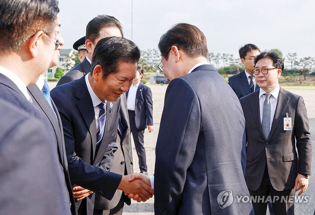 이재명 대통령, 정청래 대표와 인사