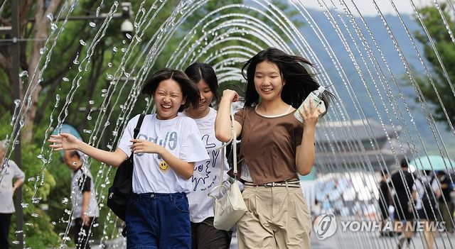 분수 터널 지나며 더위 잊어요!