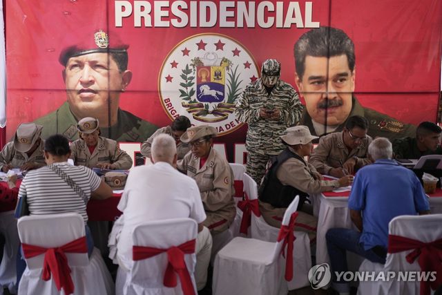 23일(현지시간) 민병대 가입원서 작성하는 베네수엘라 주민들