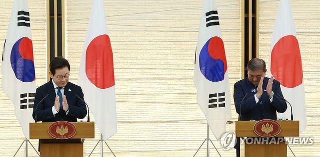 박수치는 한일정상