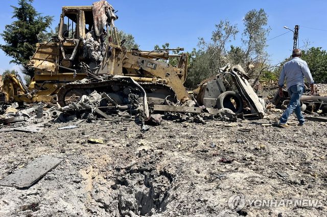 지난 7일(현지시간) 이스라엘에 공습당한 레바논 남부 데이르세르얀 마을