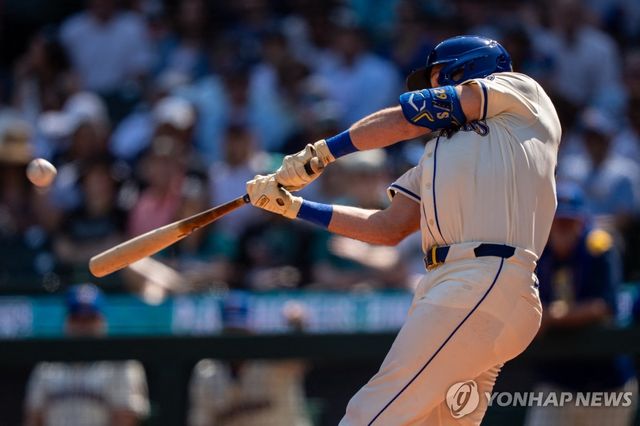 칼 롤리의 힘찬 홈런 스윙