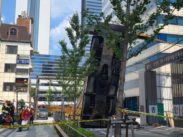 크레인 넘어져 정전된 코엑스 인근