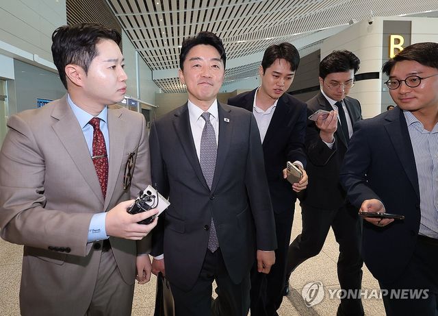 출국하는 대통령 비서실장