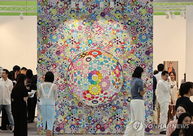 '프리즈 서울'에 전시된 무라카미 다카시의 작품