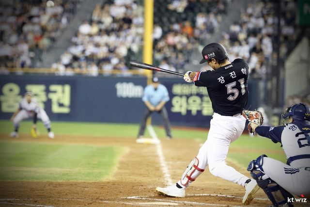 8회 대타 역전 3점 홈런을 터트린 kt 장진혁