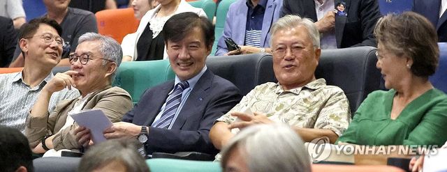 문재인 전 대통령 내외, 조국·최강욱 함께 영화 관람