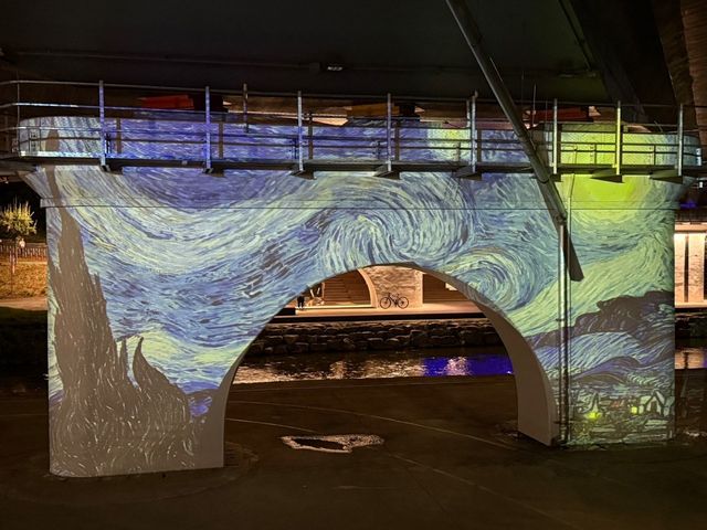 양재천 영동2교 교각 하부에 상영되는 미디어아트 영상