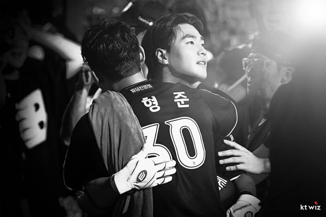 소형준과 포옹하는 장진혁