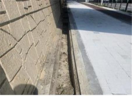 훤히 드러난 배수로