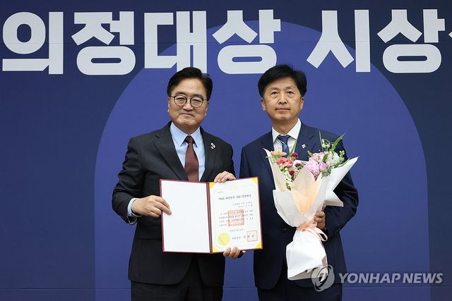 우수입법의원 부문 의정대상 받는 오기형 의원