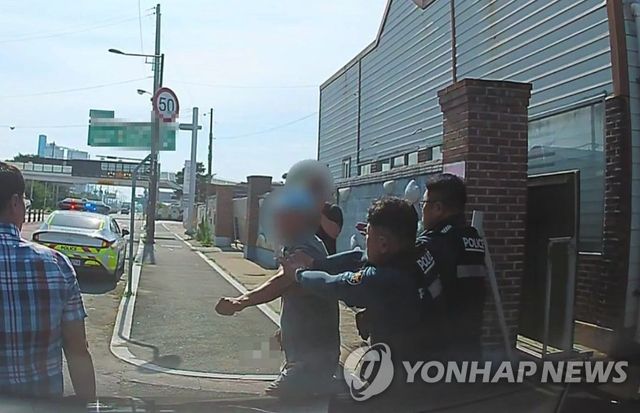 경찰에게 제지당하는 A씨