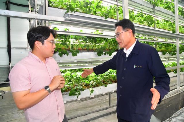 울주군수와 대화하는 장원규 아워즈팜 대표(왼쪽)