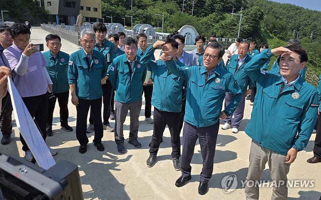 가뭄 현장인 강릉시 상수원 방문한 김진태 강원지사