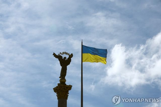 23일 우크라이나 키이우 독립광장에 내걸린 우크라이나 국기