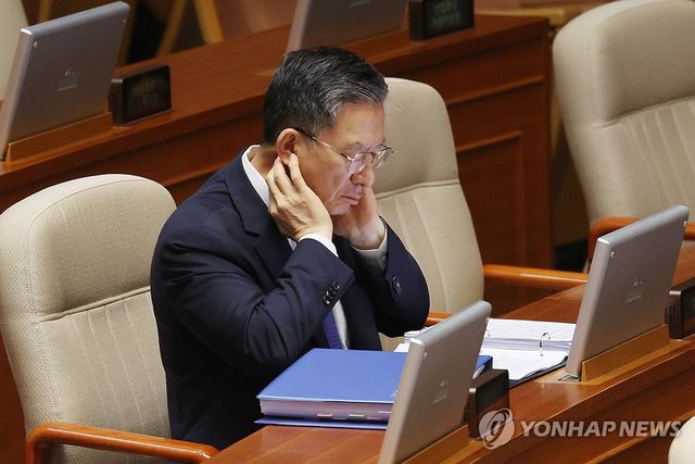 2차 상법 개정안 반대토론 듣는 정성호 법무장관