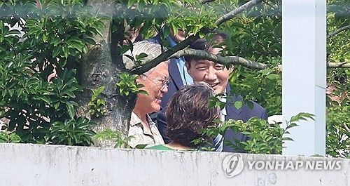 문재인 전 대통령 내외와 조국 위원장 '활짝'