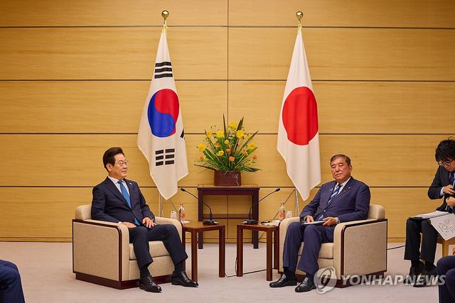 소인수회담 갖는 한일 정상