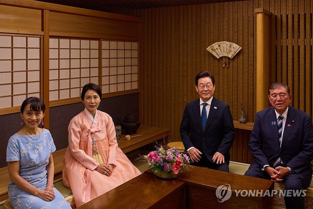이재명 대통령 부부, 이시바 일본 총리 부부와 기념촬영