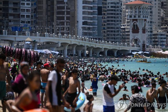 지난 7월 27일(현지시간) 이집트 알렉산드리아 바닷가